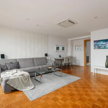 Roy 2 Bdr Apartment With Prague Castle View, Parking & Ac Esterno foto