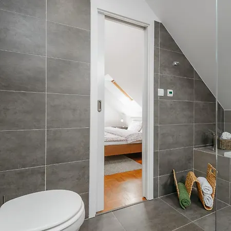 Roy 2 Bdr Apartment With Prague Castle View, Parking & Ac Esterno foto
