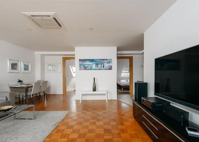 Roy 2 Bdr Apartment With Prague Castle View, Parking & Ac