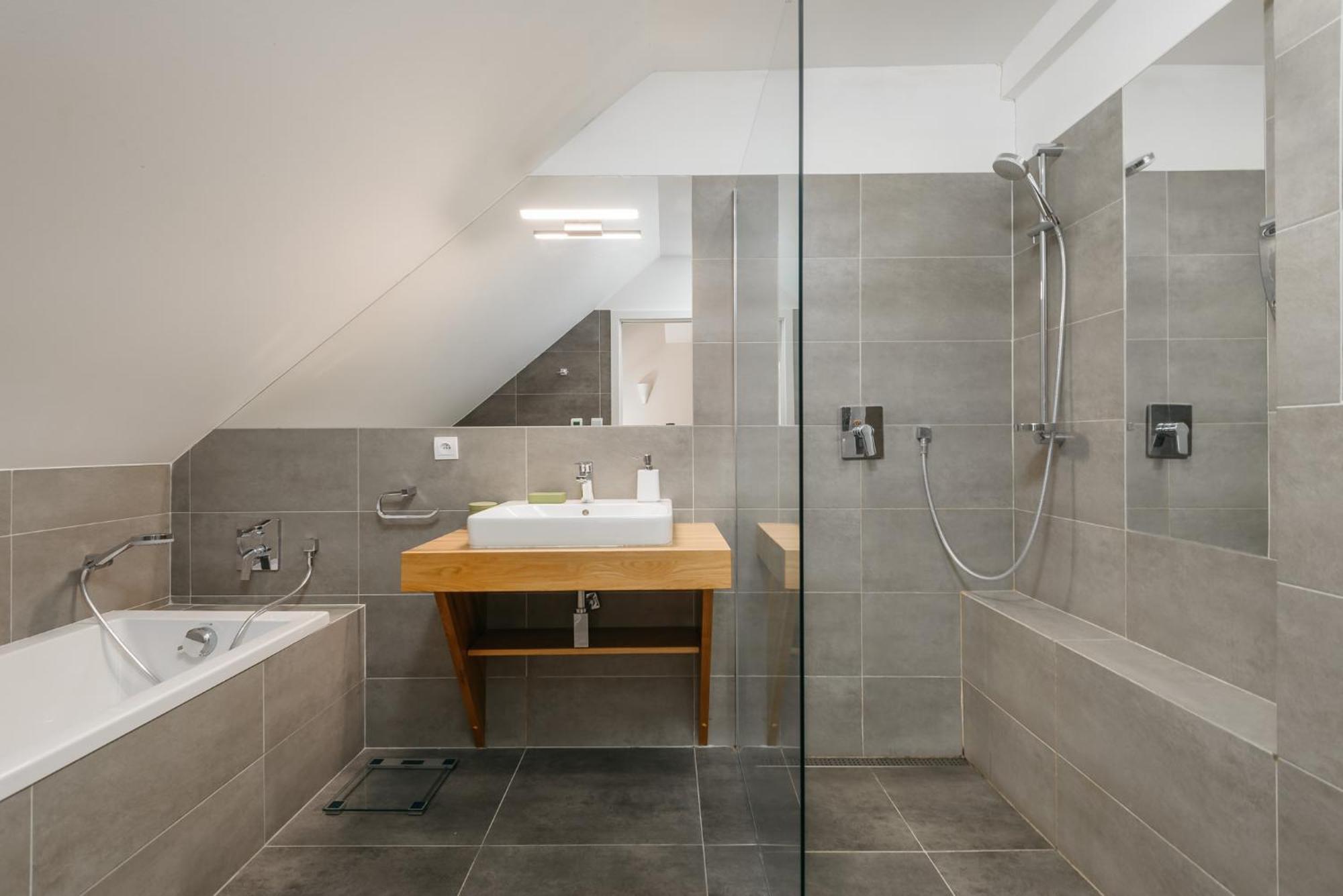 Roy 2 Bdr With Castle View, Parking & Ac Prague