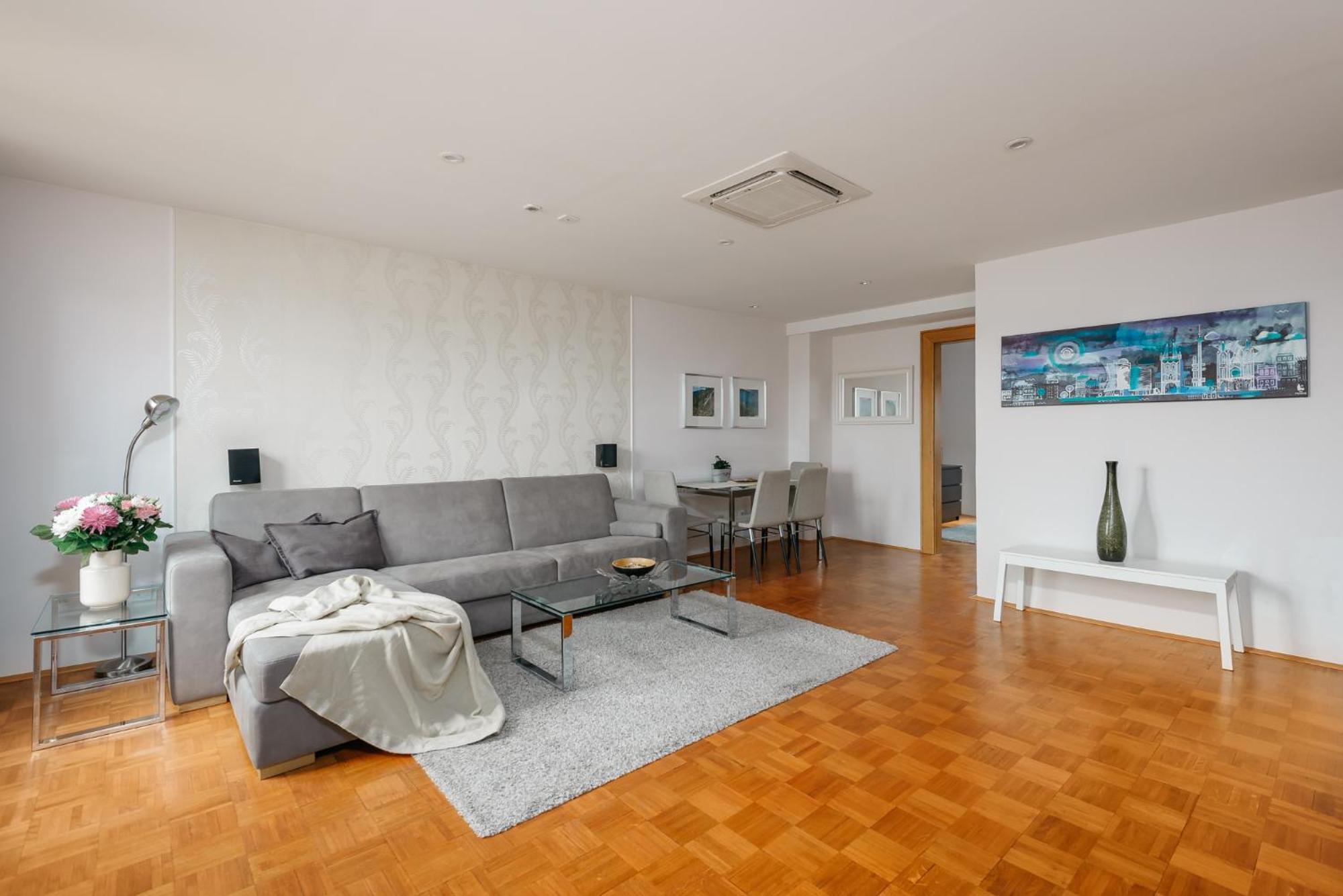 Roy 2 Bdr With Castle View, Parking & Ac Appartamento