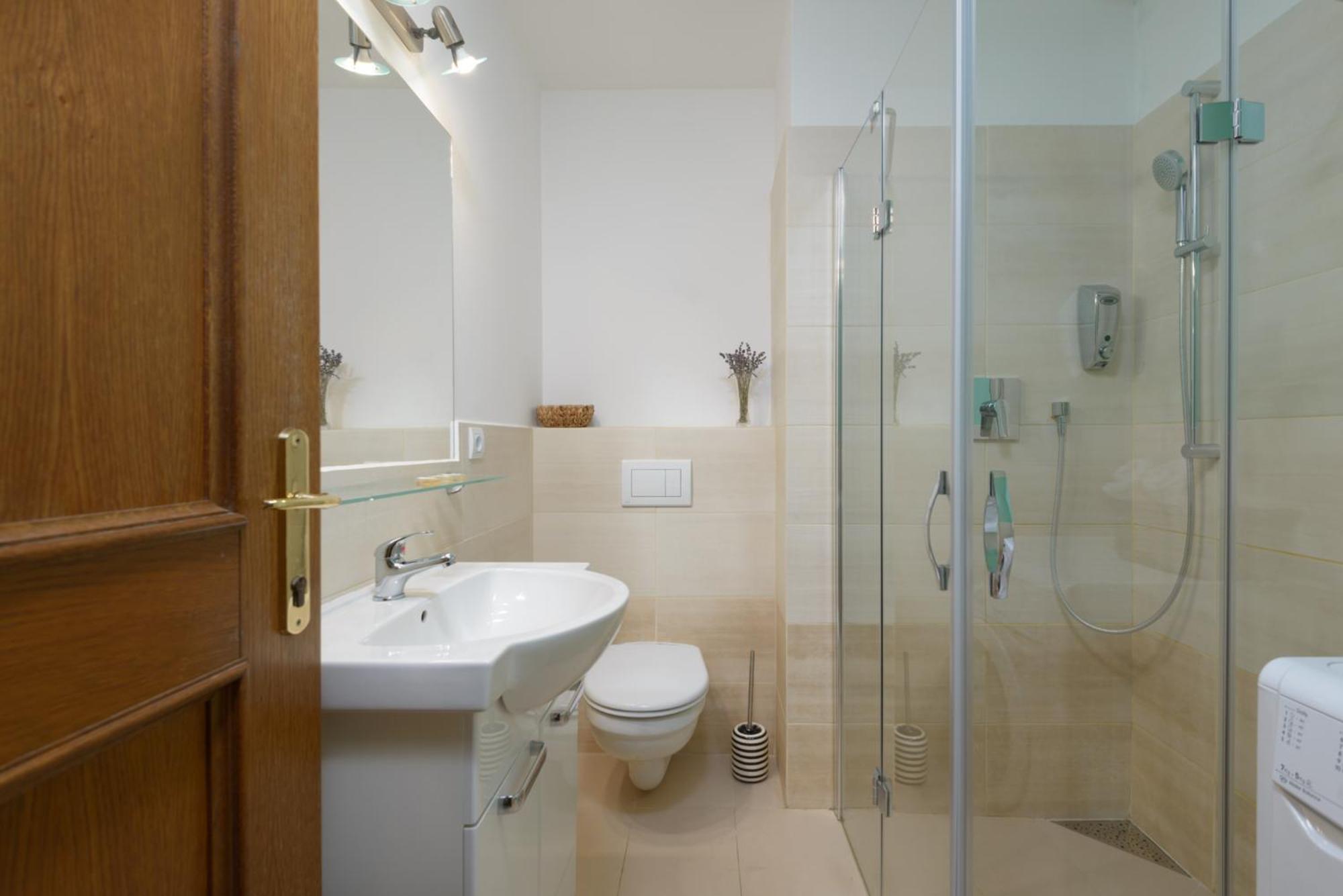 Roy 2 Bdr With Castle View, Parking & Ac Appartamento