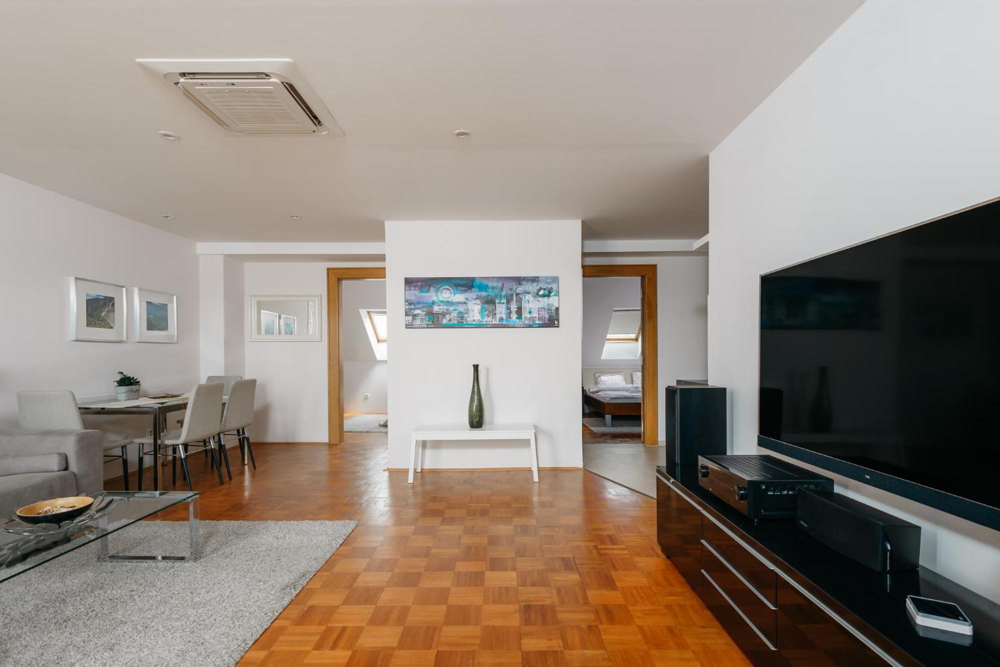Roy 2 Bdr With Castle View, Parking & Ac Praga