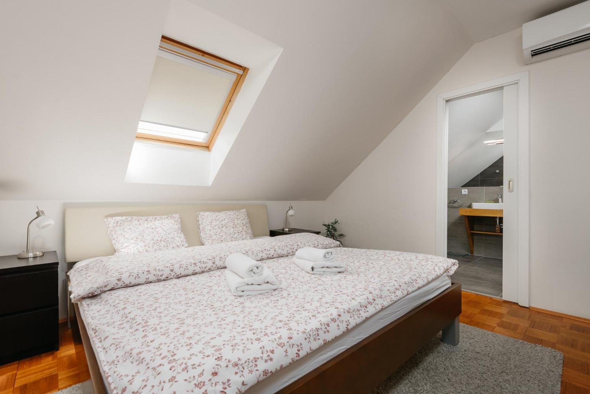 Roy 2 Bdr With Castle View, Parking & Ac * Praga