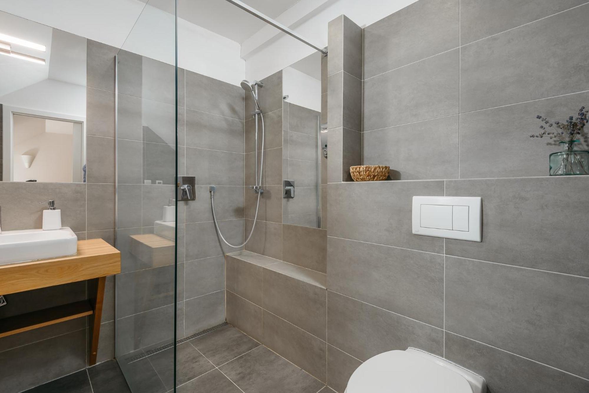 Roy 2 Bdr With Castle View, Parking & Ac Appartamento Praga