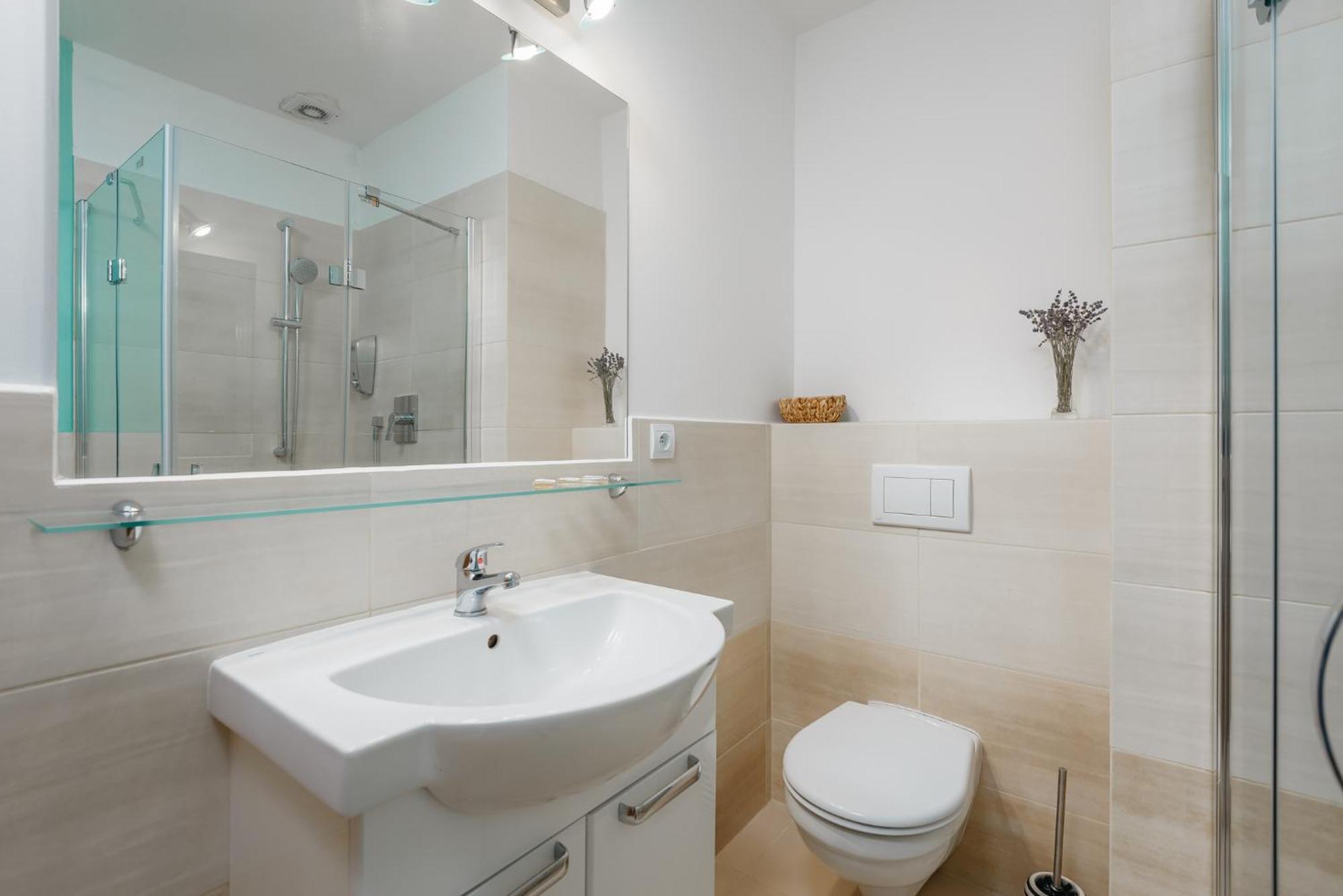 Roy 2 Bdr With Castle View, Parking & Ac Praga